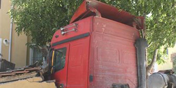Yoldan çıkan tır evin bahçesine girdi