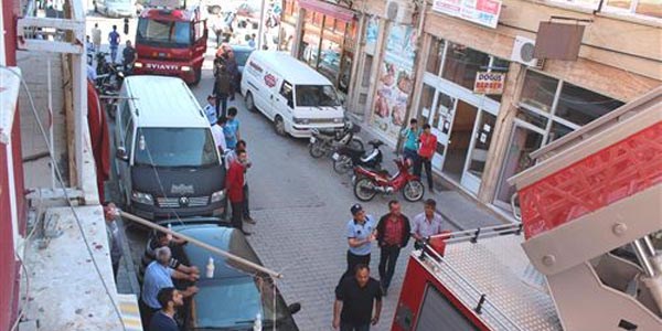 İtfaiye park eden araçlardan sokağa giremedi