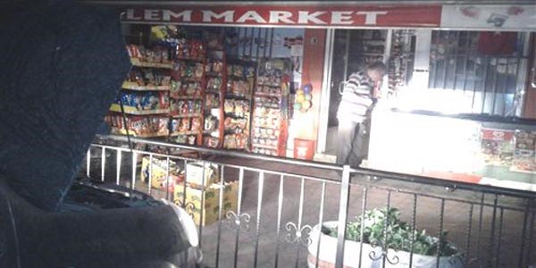 Elektrikler kesilince marketini otomobil farıyla aydınlattı
