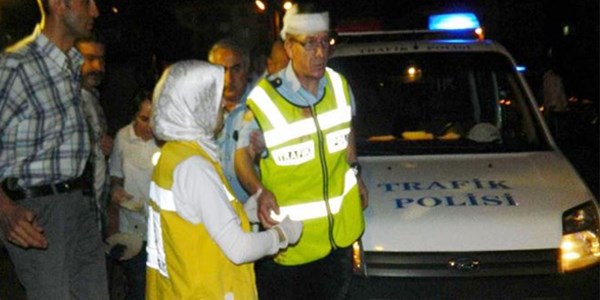 Polisi 500 metre sürükledi/ Video