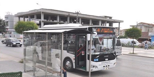 Düzce'de Atatürk Bulvarındaki duraklar yenilendi