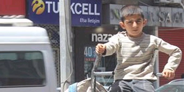 Vatandaşlar sokakta çalışan çocukların okula kazandırılmasını istiyor