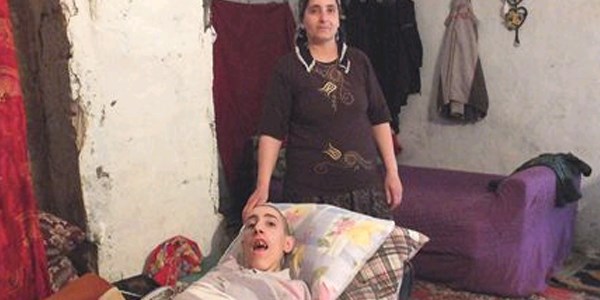 Engelli gencin ailesi yardım bekliyor