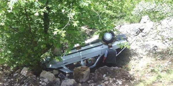 Otomobil 70 metrelik uçuruma yuvarlandı