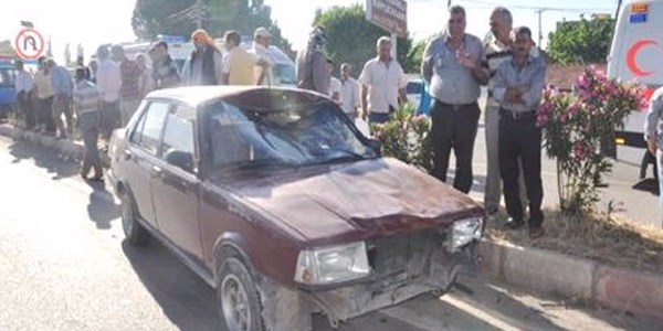 Otomobille çarpışan motosikletteki 2 kişi yaralandı