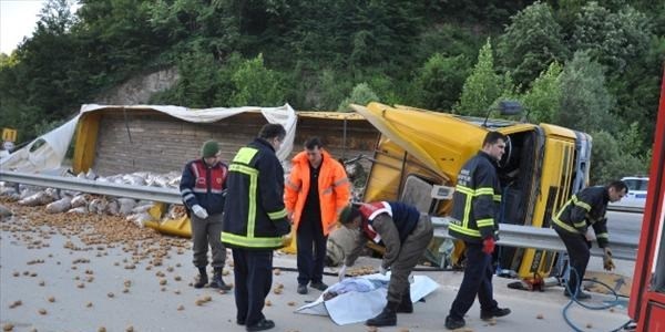 Patates yüklü tır devrildi: 1 ölü