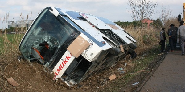 Öğrencileri taşıyan otobüs devrildi: Müdür öldü, 45 yaralı/Video