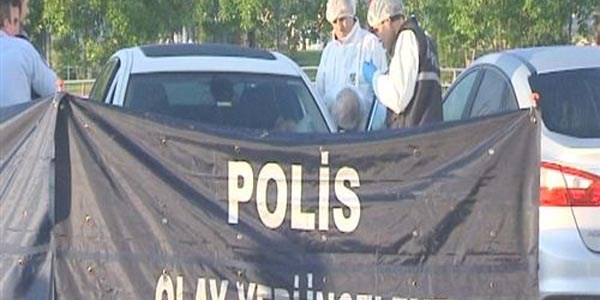 Tarsus'ta yanm�� arac�n i�inden ceset ��kt�