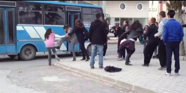 Liseli kızların kavgası kamerada/ Video
