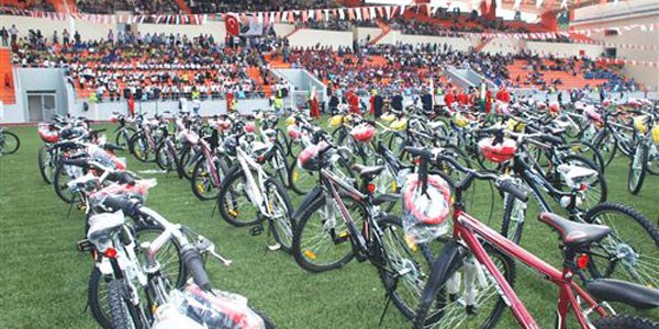 Belediye 4 bin 850 öğrenciye bisiklet dağıttı