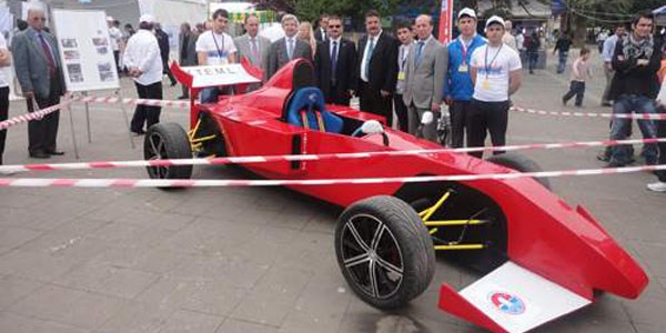 Lise öğrencileri Formula1 aracı yaptı