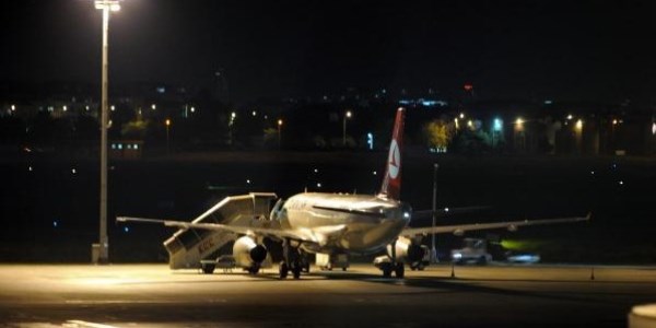 Camı patlayan uçak havalimanına geri döndü
