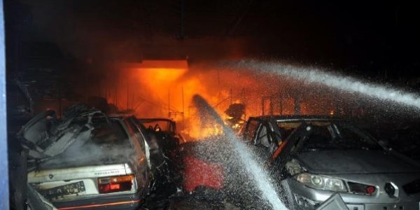 Antalya'da yang�nda 2 i�yeri k�l oldu