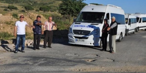 Turistik Foça'da bozuk yol tepkisi