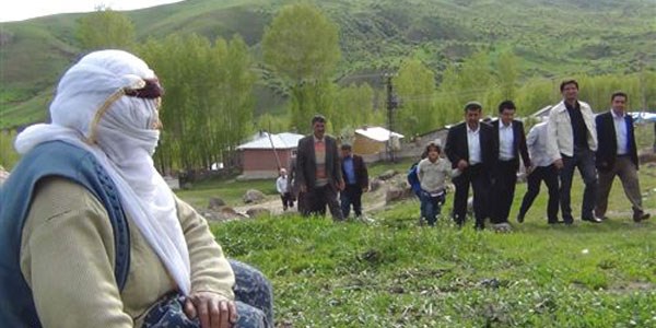 Oğlu ve eşini kaybeden Dilşah nineye kaymakam sahip çıktı