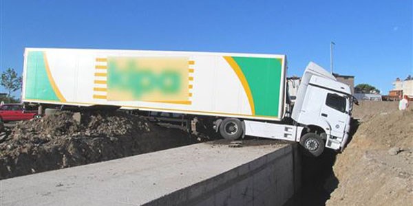 Tır, yağmur kanalı için açılan çukura düştü