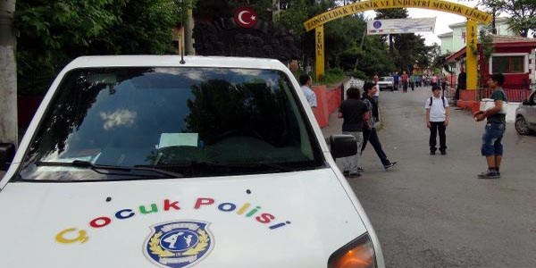Okul önünde bekleyen 65 kişiye para cezası
