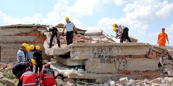 Çevik kuvvetin deprem tatbikatı gerçeğini aratmadı