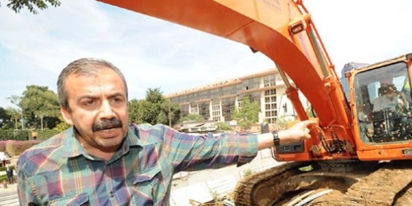 Sırrı Süreyya Önder kepçenin önünde durdu