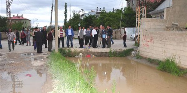 Tahta köprüden geçerken kanala düştü