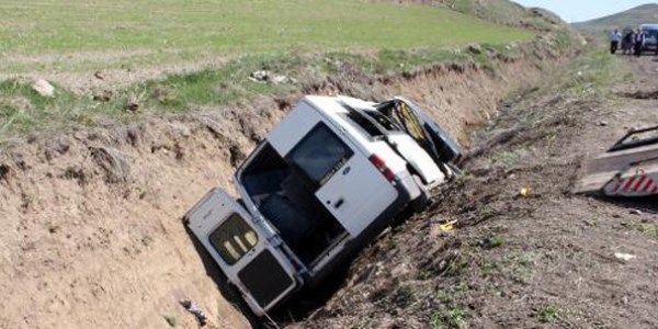 Lastiği fırlayan minibüs dehşeti: 1 ölü