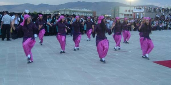Mezun oldukları üniversiteye kına gecesiyle veda ediyorlar
