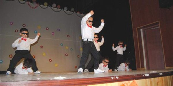 Anaokulu öğrencilerinin Gangnam Style gösterisi beğeni topladı