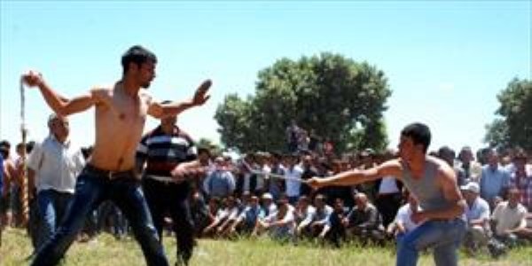 Diyarbakır'da kamçılı gelenek