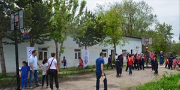 Kars Emniyet Müdürlüğü'nce öğrencilere piknik düzenlendi