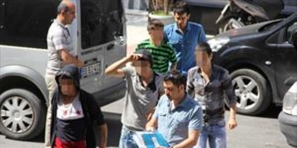 Park halindeki araçtan hırsızlık iddiasına 4 gözaltı