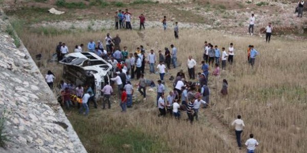 Minibüs köprüden uçtu: 6 ölü, 16 yaralı