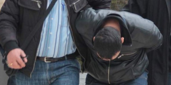 Ablasının öldürüp cesedin başında bekledi!