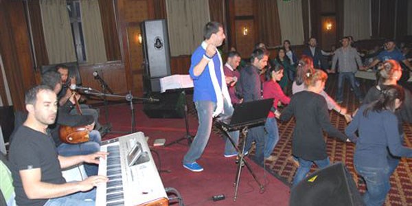 Sar�kam��'ta ��renciler g�n�llerince e�lendi