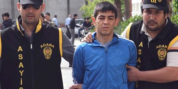 Ayakkabısının üzerine çorap giyip pusu attı
