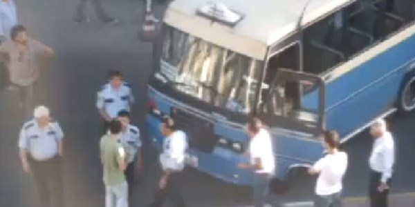Polis minibüsçüyü, minibüsçü polisi tokatladı/Video