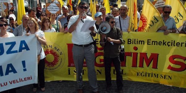 Valilik önünde eğitim sistemi protesto edildi