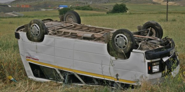 Öğrenci servisi kaza yaptı: 11 yaralı!