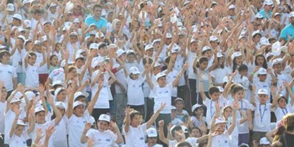 5 bin çocuktan 'Gangnam Style' dansı