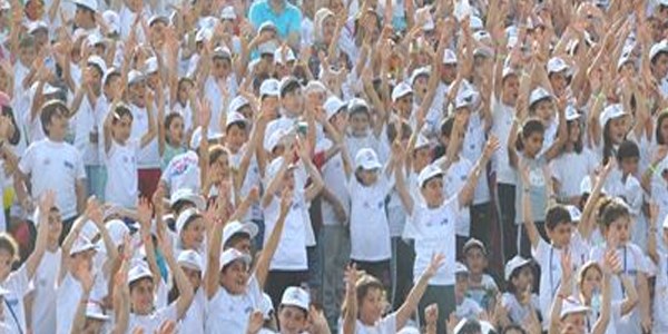 5 bin çocuktan 'Gangnam Style' dansı