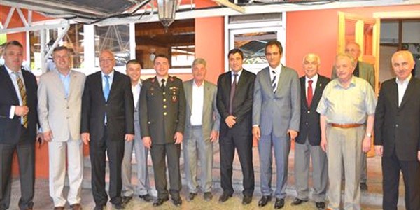 Odalardan üniversite senatosu onuruna yemek