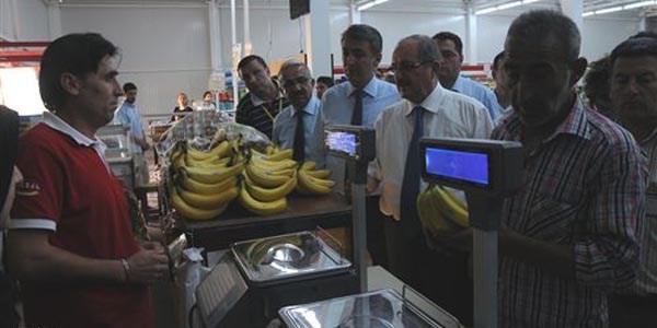 Çadır kent marketlerindeki fiyatlar valiyi kızdırdı