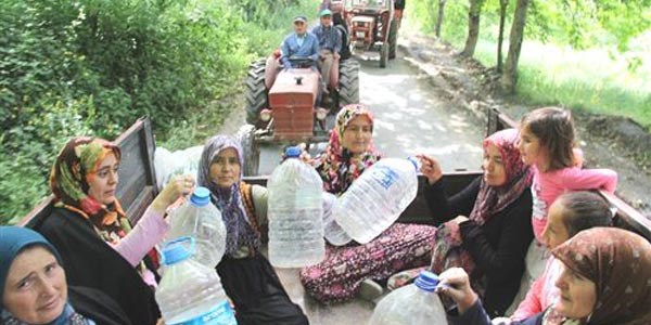 Traktörün direksiyonuna geçen kadınlardan su eylemi