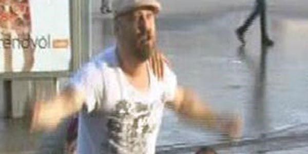 Tazyikli su eylemciyi uçurdu