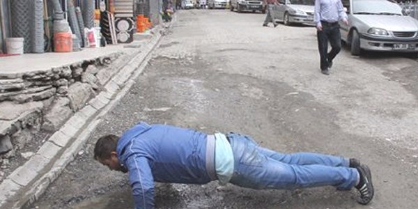 Hakkarili esnaftan belediyeye ilginç protesto