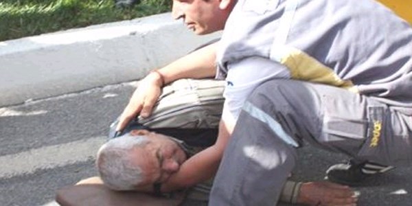 Yolun karşısına geçmek isterken otomobil çarptı