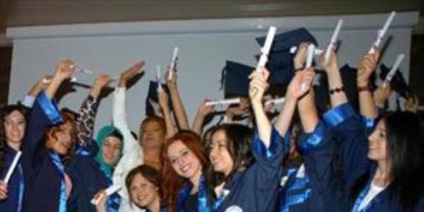 Hem�ire adaylar�n�n mezuniyet co�kusu