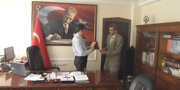 Ceylanp�nar kaymakam�na plaket