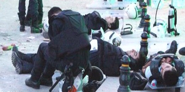 Polisler yollara yat�p uyudu