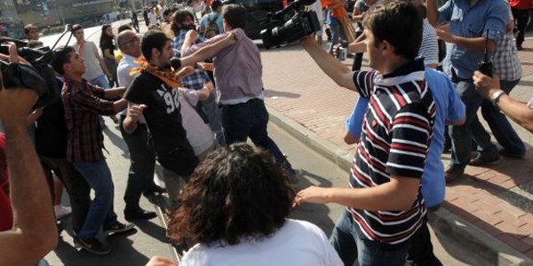 AÖF sınavına geç kalanlar, eylemcilere müdahale etti