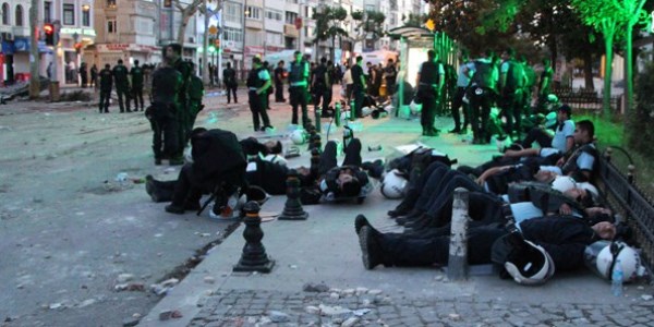 Taksim'deki polisler geceyi böyle geçirdi